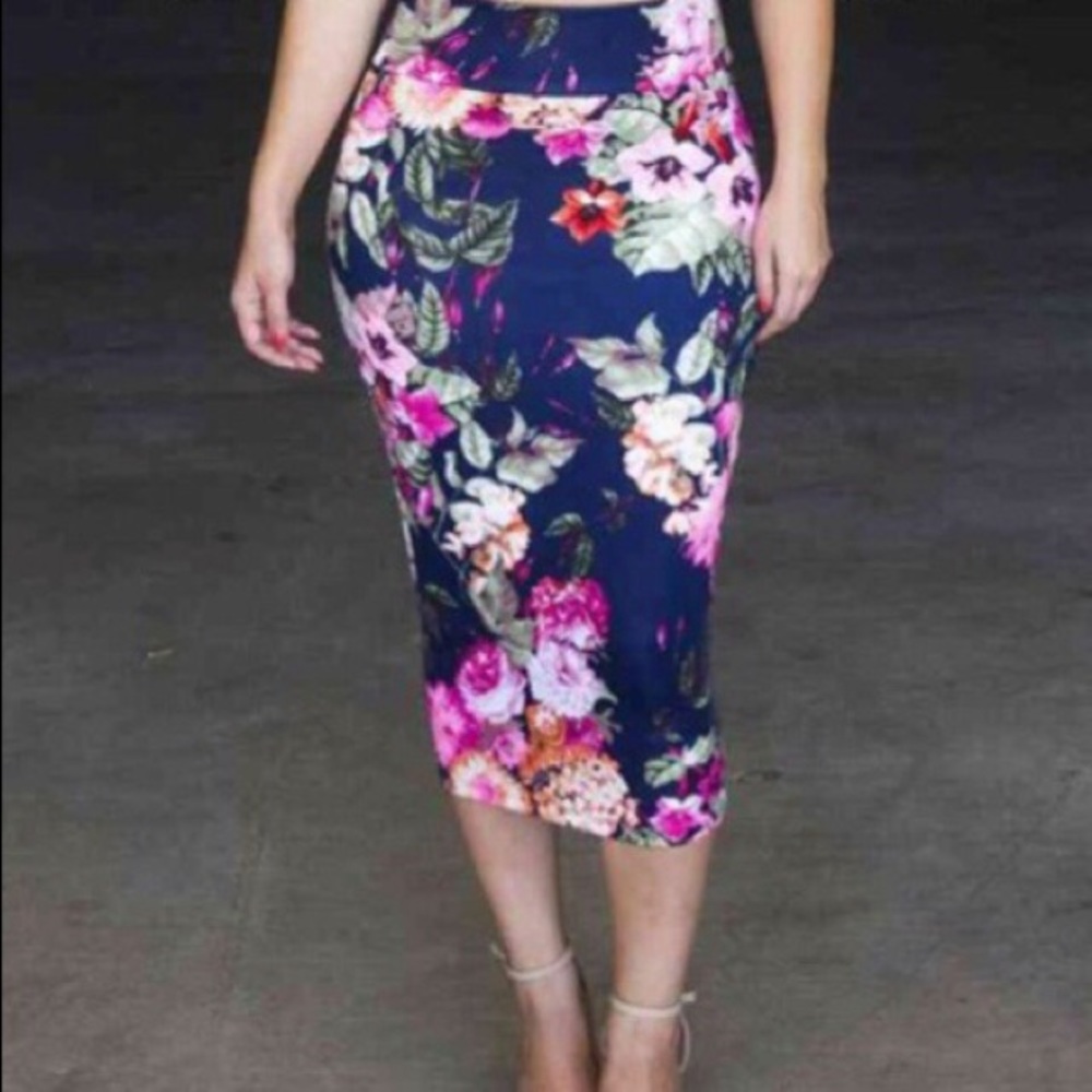 💋🌸🌺Gorgeous floral midi Skirt! 🌺🌺